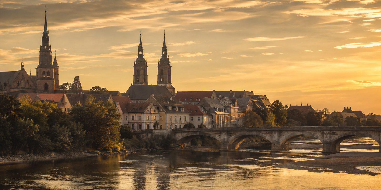 Panorama dolnośląskiego miasta o złotej godzinie